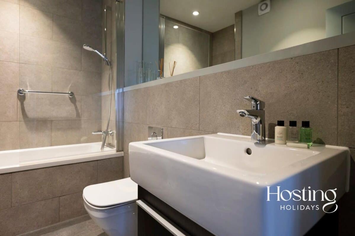 Stylish Luxury Apartment In The Centre Of Henley Екстериор снимка